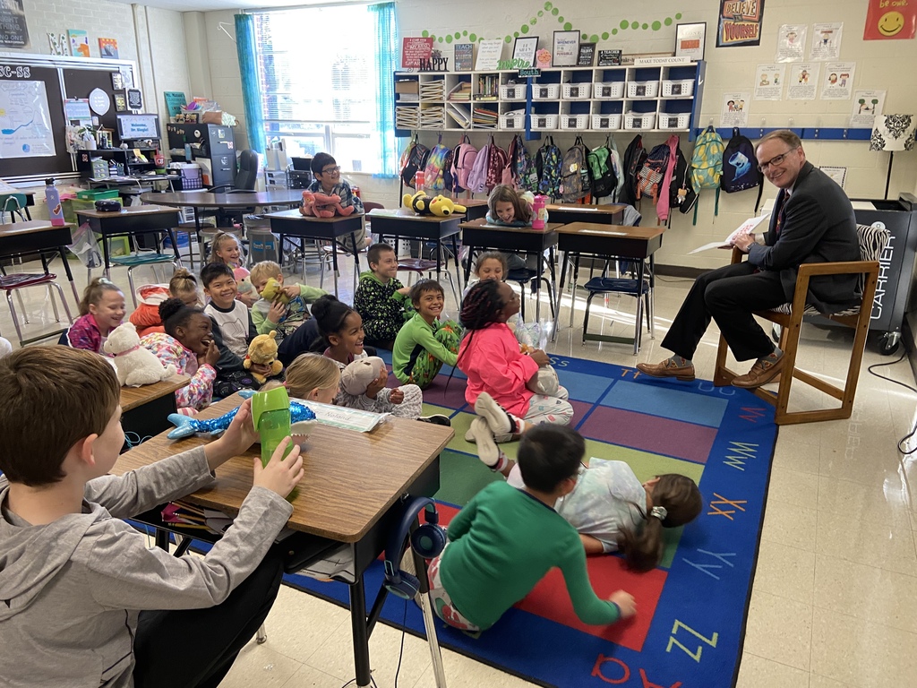 Superintendent Dr. Mike Slagle reads to 3rd graders