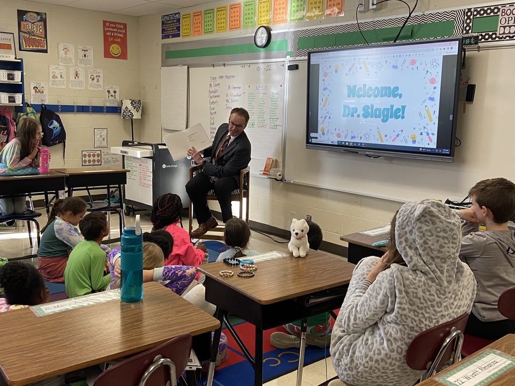 Superintendent Dr. Mike Slagle reads to 3rd graders